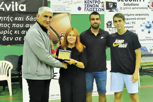 Ο Παναγιώτης Γιαννάκης έδωσε την πλακέτα στην οικογένεια του Νίκου Γαλυφιανάκη