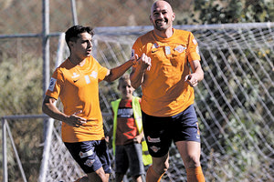 Ο Κατσικοκέρης πέτυχε το νικητήριο γκολ του Αλμυρού και πανηγυρίζει.