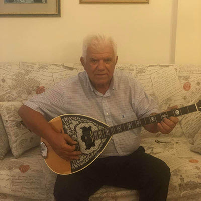 Παίζει μπουζούκι εδώ και αρκετά χρόνια