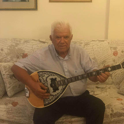 Παίζει μπουζούκι εδώ και αρκετά χρόνια