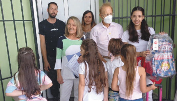 Σχολικά είδη στα σχολεία των Βοριζίων προσέφεραν τα μέλη του Ομίλου