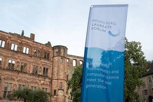 Μετά από τρία χρόνια πανδημίας, η Χαϊδελβέργη υποδέχεται ξανά νέους ερευνητές που φτάνουν εκεί από όλο τον κόσμο, για να συναντήσουν ηγέτες της επιστήμης των Μαθηματικών και της Πληροφορικής