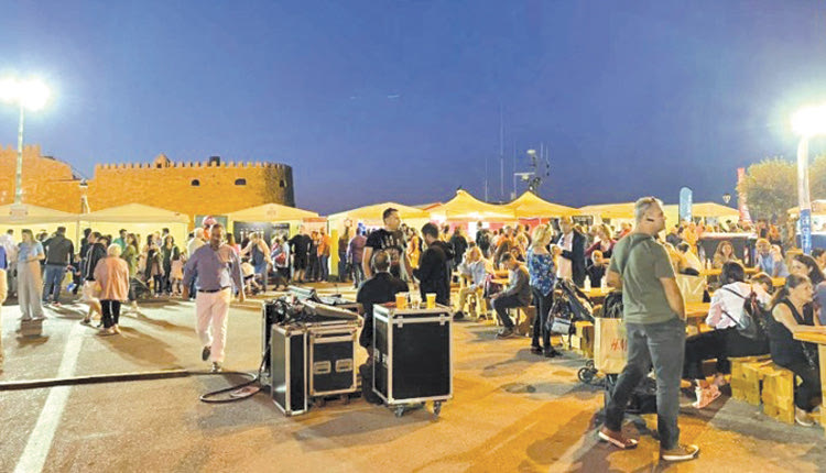 Ταλαιπωρημένοι και εκνευρισμένοι, ενώ προφανώς δεν ήταν αυτό το ζητούμενο, έφυγαν οι δημοσιογράφοι από την Αθήνα που είχαν προσκληθεί για να καλύψουν το Φεστιβάλ Γαστρονομίας στον δήμο Ηρακλείου. Επρόκειτο ως επί το πλείστον για γαστρονομικούς συντάκτες, οι οποίοι αποχαιρέτησαν το βράδυ της Κυριακής με παράπονα τον αντιδήμαρχο Τουρισμού Γιώργο Σισαμάκη.