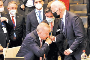 Βρε τον Ερντογάν! Ο εκπρόσωπος του, ο Καλίν, είχε καλέσει τους δημοσιογράφους πριν την αναχώρηση της τουρκικής αποστολής για τη Νέα Υόρκη, για να τους πει ότι έκλεισε η συνάντηση με τον πρόεδρο των ΗΠΑ, Τζο Μπάιντεν.