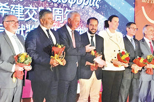 Η Περιφέρεια Κρήτης βραβεύτηκε από τη Λαϊκή Δημοκρατία της Κίνας για την καλή συνεργασία και τον απεγκλωβισμό χιλιάδων Κινέζων από την εμπόλεμη Λιβύη τον Φεβρουάριο του 2011.