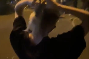 Η 20χρονη Hadith Najafi ήταν η γυναίκα που έγινε γνωστή από το βίντεο που έδενε τα μαλλιά της καθώς προετοιμαζόταν να συγκρουστεί με τις δυνάμεις καταστολής στις διαδηλώσεις στο Ιράν. Προχθές το βράδυ δολοφονήθηκε με 6 σφαίρες στην πόλη Karaj.