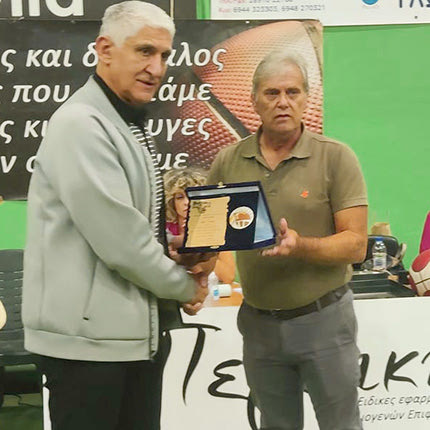 Ο κ. Κριθινάκης έδωσε την πλακέτα στο Παναγιώτη Γιαννάκη