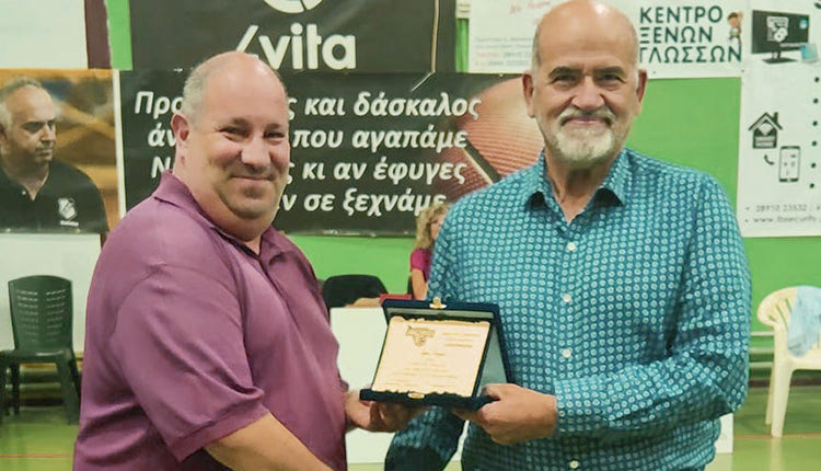 Η βράβευση του Σωκράτη Ηλιάδη από τον κ. Δαμιανάκη