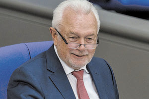 Την αντίδραση της Τουρκίας προκάλεσαν δηλώσεις του αντιπροέδρου των Γερμανών Φιλελευθέρων και του γερμανικού κοινοβουλίου, Βόλφγκανγκ Κουμπίκι, κατά του Ταγίπ Ερντογάν, ενώ κλήθηκε για εξηγήσεις ο Γερμανός πρέσβης στην Άγκυρα.