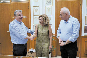 Ο περιφερειάρχης Κρήτης Σταύρος Αρναουτάκης, παρουσία του Προέδρου του Περιφερειακού Συμβουλίου Παύλου Μπαριτάκη, όρκισε πολιτικά νέα περιφερειακή σύμβουλο την Μερόπη Βαγιωνάκη του Αντωνίου η οποία ανήκει στον Περιφερειακό Συνδυασμό «Ανυπόταχτη Κρήτη Αντικαπιταλιστική Αριστερή Παρέμβαση» στην Π.Ε. Χανίων.