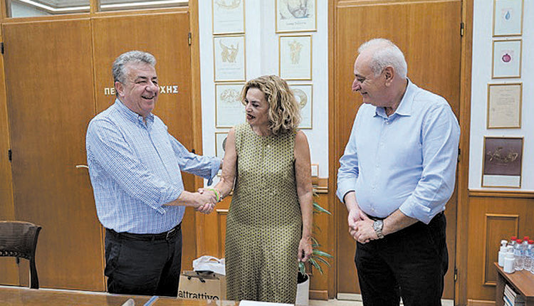 Ο περιφερειάρχης Κρήτης Σταύρος Αρναουτάκης, παρουσία του Προέδρου του Περιφερειακού Συμβουλίου Παύλου Μπαριτάκη, όρκισε πολιτικά νέα περιφερειακή σύμβουλο την Μερόπη Βαγιωνάκη του Αντωνίου η οποία ανήκει στον Περιφερειακό Συνδυασμό «Ανυπόταχτη Κρήτη Αντικαπιταλιστική Αριστερή Παρέμβαση» στην Π.Ε. Χανίων.