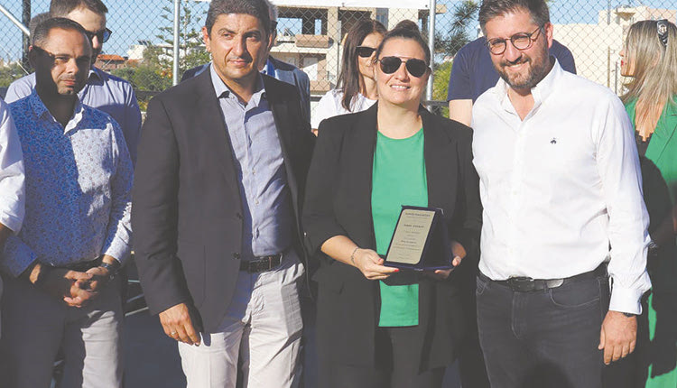 Ένας από τους κορυφαίους παράγοντες του ελληνικού μπάσκετ -και του Παναθηναϊκού- ο Τάσος Στεφάνου, τιμήθηκε από τον Δήμο Μαλεβιζίου για τη διαχρονική και ταπεινή συμβολή του στο άθλημα, κατά τη διάρκεια των εγκαινίων του νέου δημοτικού γηπέδου στο Γάζι.