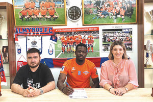 Ο Μπάνβο την ώρα που υπογράφει το συμβόλαιό του