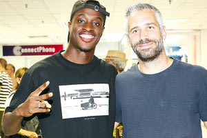 Ο Ντζου με τον κ. Τσαμπούρη στο αεροδρόμιο Ηρακλείου