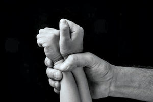 Καταγγελία: Η μητέρα της ήταν στο μαιευτήριο και ο πατριός την… κακοποιούσε στο σπίτι