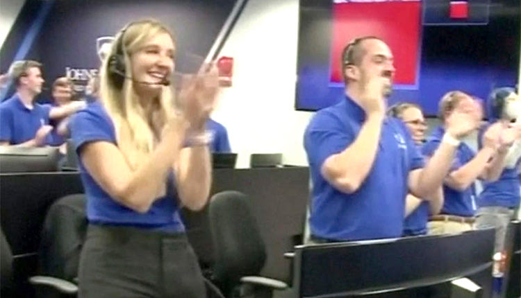 Οι άνθρωποι της NASA γράφουν ιστορία και πανηγυρίζουν!