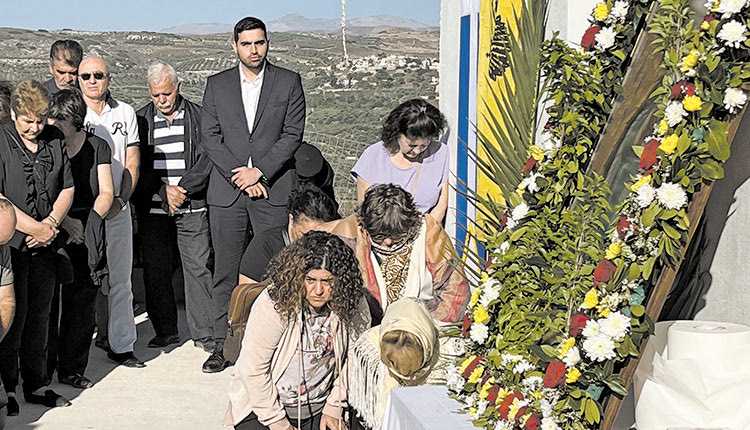 Συγκίνηση στην πρώτη λειτουργία της νέας εκκλησίας του Πρ. Ηλία