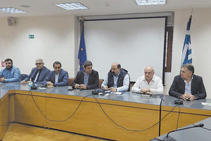 Η στήριξη του επιχειρηματικού τομέα που έχει υποστεί  σοβαρό πλήγμα από το φονικό σεισμό της 27ης Σεπτεμβρίου 2021, τέθηκε στο επίκεντρο σύσκεψης που έγινε στο Επιμελητήριο Ηρακλείου  παρουσία του υφυπουργού Χρήστου Τριαντόπουλου.