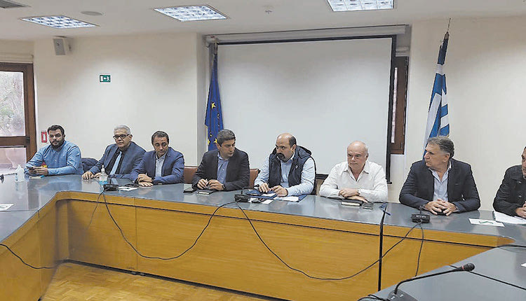 Η στήριξη του επιχειρηματικού τομέα που έχει υποστεί  σοβαρό πλήγμα από το φονικό σεισμό της 27ης Σεπτεμβρίου 2021, τέθηκε στο επίκεντρο σύσκεψης που έγινε στο Επιμελητήριο Ηρακλείου  παρουσία του υφυπουργού Χρήστου Τριαντόπουλου.