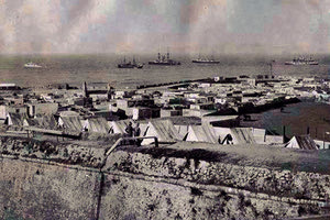ΦΩΤΟΗΜΕΡΑΣ: Φωτογραφία του 1897 από τα τείχη του Ηρακλείου. Στο βάθος διακρίνονται τα πλοία των ξένων δυνάμεων (αγγλικά).