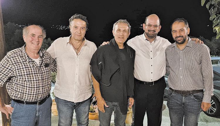 Σε μια όμορφη ταβέρνα στον Κρουσώνα βρέθηκαν το βράδυ της Τρίτης, παραμονή της μεγάλης συναυλίας στο Παγκρήτιο Στάδιο, ο Γιώργος Νταλάρας και ο Γιάννης Κότσιρας. Μαζί τους και η Αννα Νταλάρα, όλοι καλεσμένοι του αντιπεριφερειάρχη Πολιτισμού Κώστα Φασουλάκη.