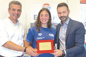 Οι κ. Πρωιμάκης και Ζερβός βράβευσαν την Γιαλαμά