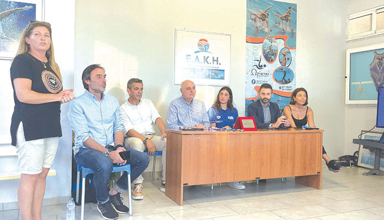 Οι υποστηρικτές της Γιαλαμά με την προπονήτρια του Ωρίωνα κ. Ασκοξυλάκη