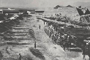 ΦΩΤΟΗΜΕΡΑΣ: 1898 στα τείχη του Ηρακλείου στην κηδεία ενός Άγγλου στρατιώτη