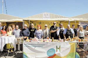 Παρά τις λίγες «αρρυθμίες», το Φεστιβάλ Γαστρονομίας στο Ηράκλειο πήγε καλά, συγκέντρωσε πολύ κόσμο που ευχαριστήθηκε τις εκδηλώσεις και χρόνο με τον χρόνο θα γίνεται καλύτερο.  