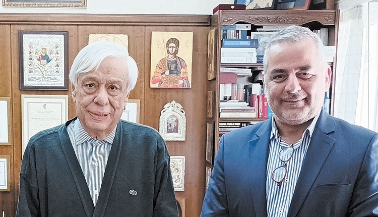 Δεν ξεχνάει ο τέως Πρόεδρος της Δημοκρατίας Προκόπης Παυλόπουλος ότι είναι επίτιμος δημότης του Δήμου Οροπεδίου Λασιθίου και γι’ αυτό κάλεσε στην Αθήνα τον δήμαρχο Γιάννη  Στεφανάκη.