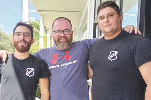 Ο προπονητής του ΟΦΗ κ. Κοκκινάκης με τον Φαλατάκη (αριστερά) και τον Δανέζη (δεξιά)