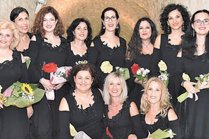 το φωνητικό σύνολο σύνολο Thirathen Vocal Group