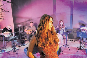 η συναυλία  «Η Κάρμεν και οι Ρεμπέτες» με την Klaudia Delmer