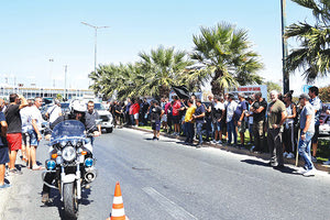 Aγρότες της Κρήτης σε συλλαλητήριο έξω από το διεθνές αεροδρόμιο Ηρακλείου «Νίκος Καζαντζάκης».
