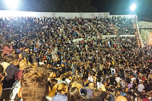 Δεν έπεφτε καρφίτσα στο ανοικτό Θέατρο Αρκαλοχωρίου, στη συναυλία με τον Θανάση Παπακωνσταντίνου.