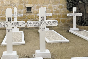 η μη  απονομή χάριτος από τη νεαρή τότε βασίλισσα στους Κύπριους αγωνιστές, Μιχαλάκη Καραολή, Ανδρέα Δημητρίου και Ευαγόρα Παλληκαρίδη κατά τη δεκαετία του 1950