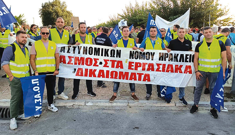 Στη Θεσσαλονίκη, στα εγκαίνια της  86ης ΔΕΘ οι αξιωματικοί της Κρήτης για τα εργασιακά τους δικαιώματα.