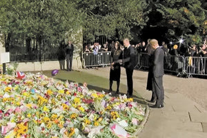 Σε λαϊκό προσκύνημα η σορός της βασίλισσας Ελισάβετ