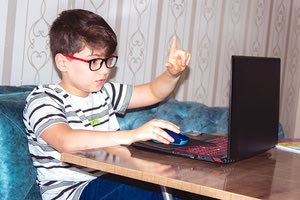 χρήση οθονών και ηλεκτρονικών υπολογιστών από παιδιά