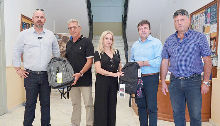 Η Περιφέρεια Κρήτης προσφέρει σχολικά είδη σε παιδιά που φιλοξενούνται σε δομές