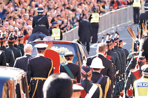 Στο Λονδίνο η σορός της Ελισάβετ Β’