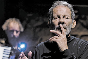 Ο Σταύρος Ξαρχάκος σε συναυλία