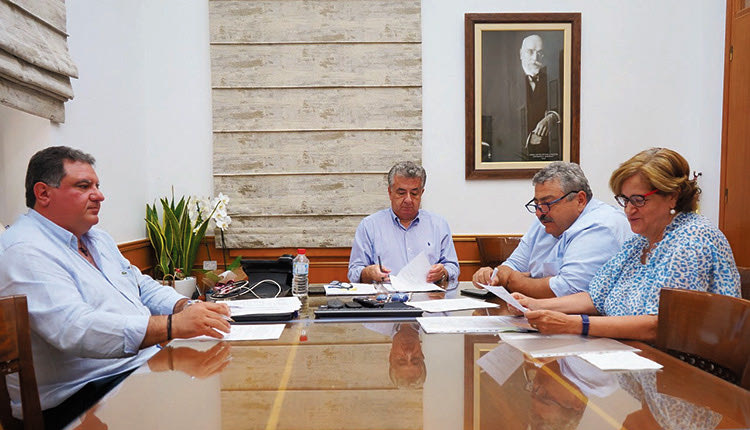 Ο περιφερειάρχης Κρήτης Σταύρος Αρναουτάκης, παρουσία του αντιπεριφερειάρχη Χανίων Νίκος Καλογερής