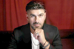 Ηρακλειώτης τραγουδιστής Νίκος Σγουρός