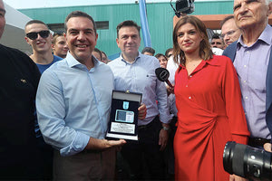 ο Πρόεδρος του ΣΥΡΙΖΑ-ΠΣ, Αλέξης Τσίπρας, παρουσιάζοντας την πολιτική πρόταση του κόμματός του