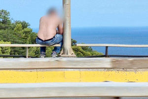 Έπεισαν τον άνδρα να μην πέσει από την γέφυρα