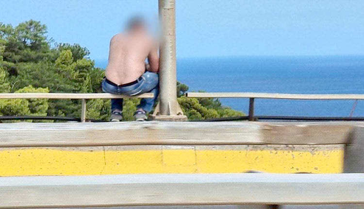 Έπεισαν τον άνδρα να μην πέσει από την γέφυρα