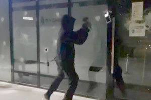 Παρέμβαση του «Ρουβίκωνα» για το εργατικό δυστύχημα σε επιχείρηση στη Βιομηχανική περιοχή Ηρακλείου