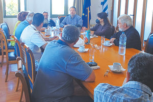 Στα Κεντρικά Γραφεία του, ο Σεβασμιώτατος Αρχιεπίσκοπος Κρήτης κ.κ. Ευγένιο και, ο πρωτοπρεσβύτερος κ. Εμμανουήλ Ζερβάκης