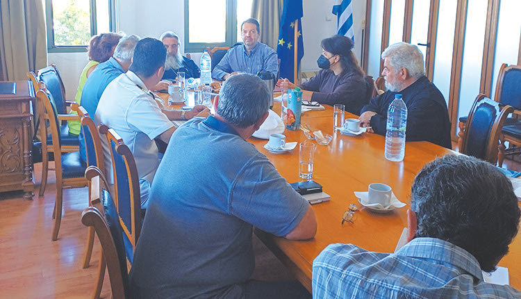 Στα Κεντρικά Γραφεία του, ο Σεβασμιώτατος Αρχιεπίσκοπος Κρήτης κ.κ. Ευγένιο και, ο πρωτοπρεσβύτερος κ. Εμμανουήλ Ζερβάκης